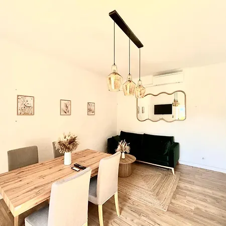 Apartment Avec Petit Jardin *